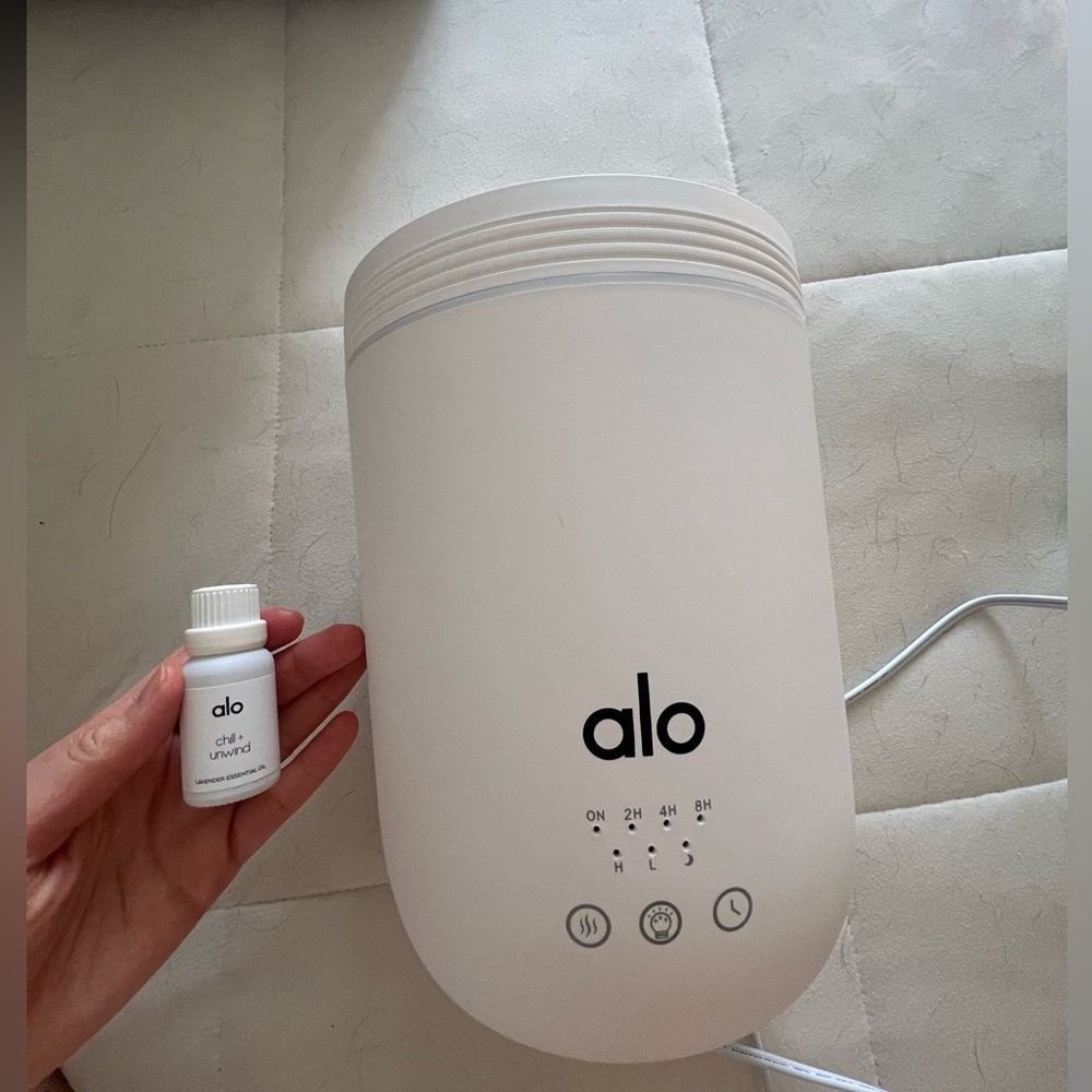 Alo Aura Diffuser w/ Alo Chill and Unwind Lavender Essential Oil